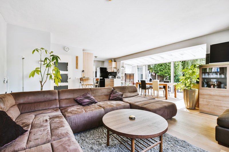 Cocina moderna de lujo en Puebla con isla central blanca, encimeras de cuarzo y lámparas colgantes esféricas de diseño contemporáneo.