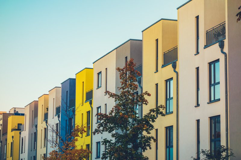 Complejo de departamentos modernos de colores en Puebla con diseño urbano contemporáneo para inversión inmobiliaria.